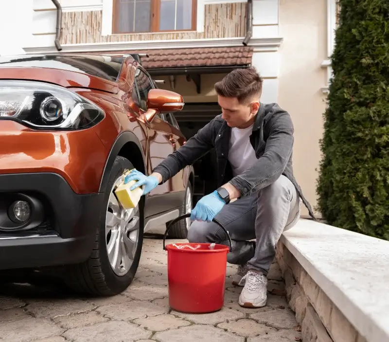 Lavage auto à domicile Castello-di-Rostino : professionnel intervenant sur un véhicule